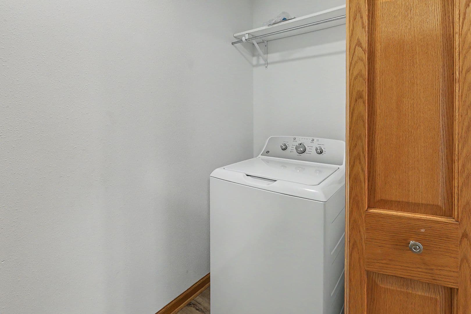 Pella Apartment: 1017 South Clark St.; Pella