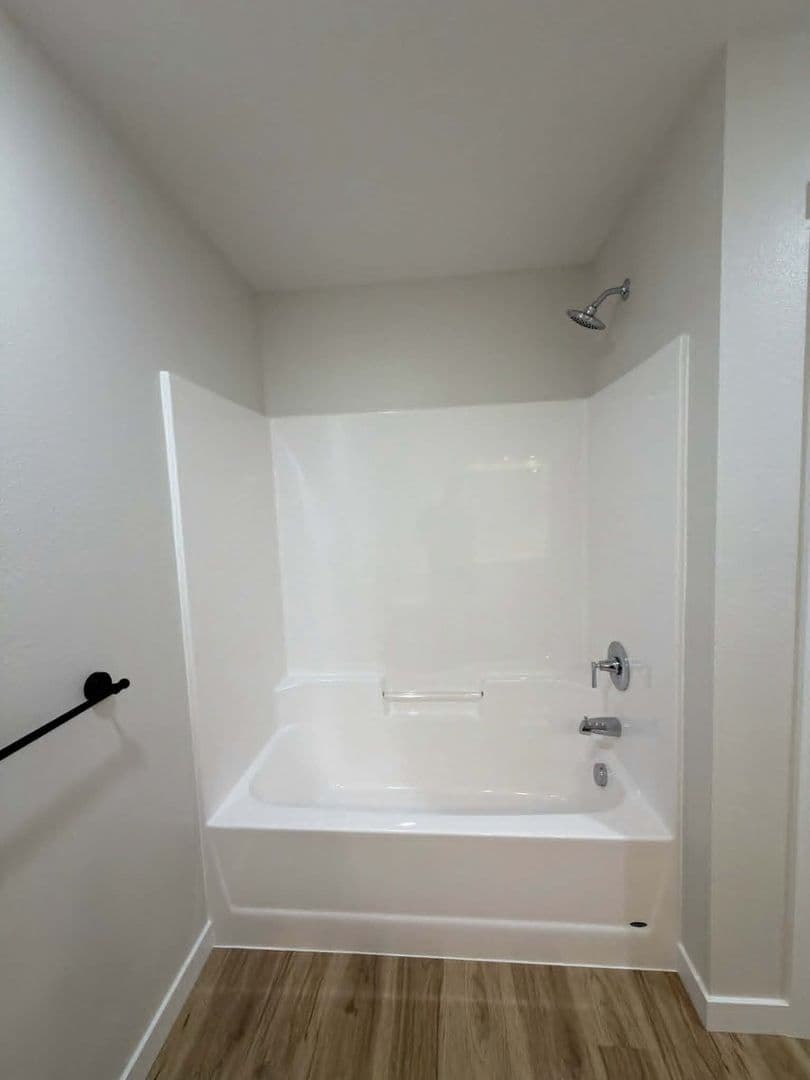 Waukon Apartment: 104 8th Ave SW