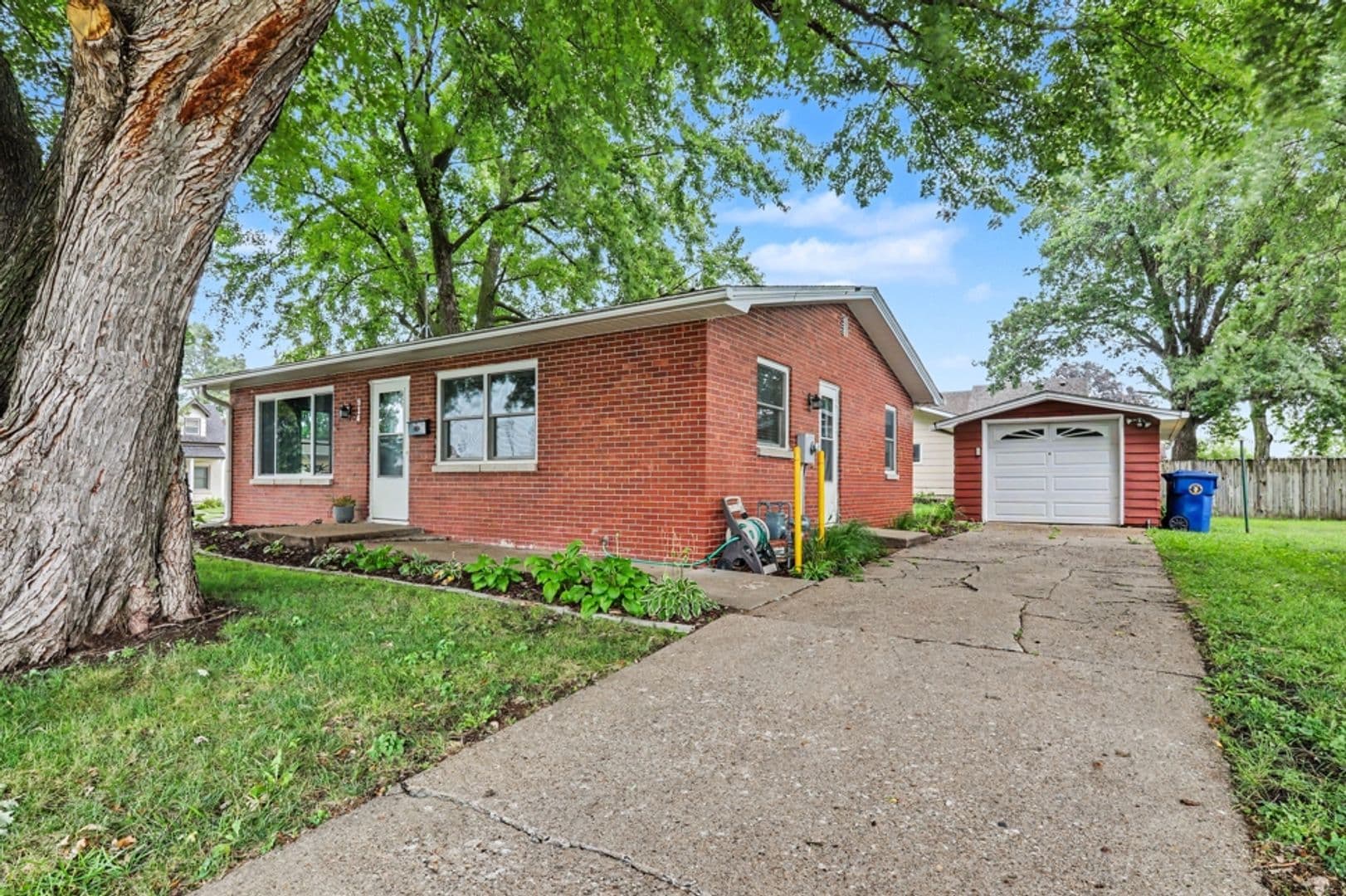 Pella House: 914 West 5th Street