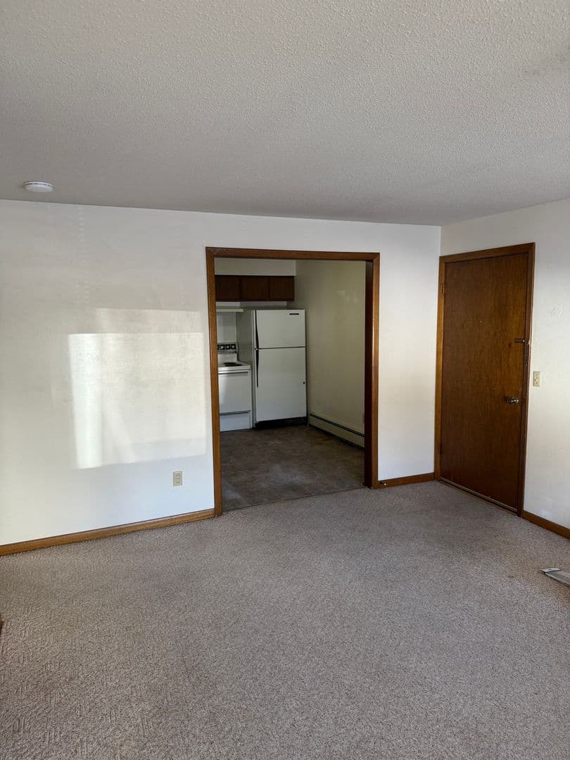 Pella Apartment: 806 Jefferson St.