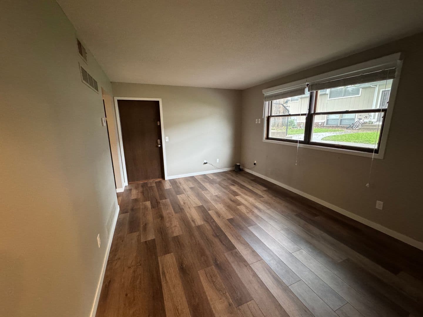 Pella Apartment: 1004 Main Street