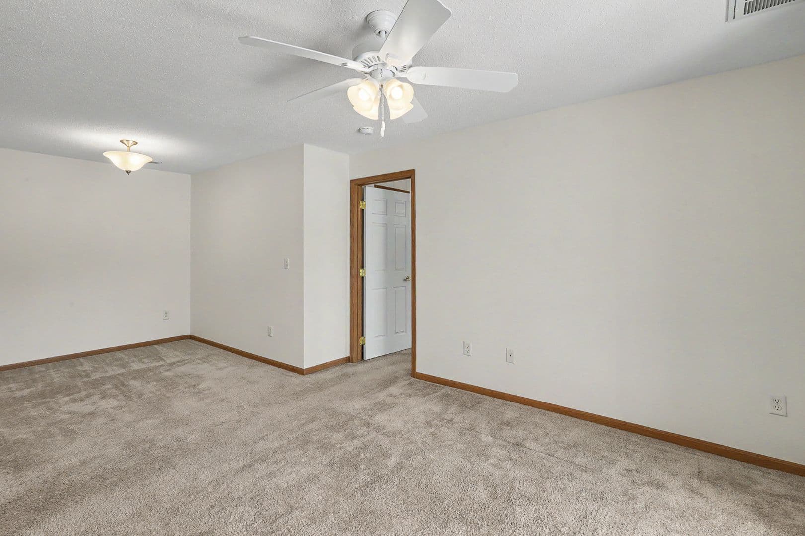 Pella Apartment: 340 East 13th Street
