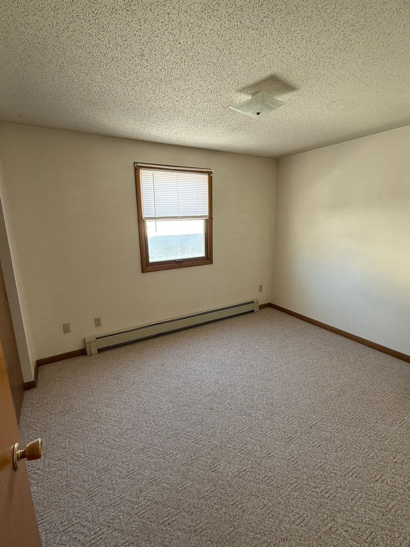Pella Apartment: 806 Jefferson St.