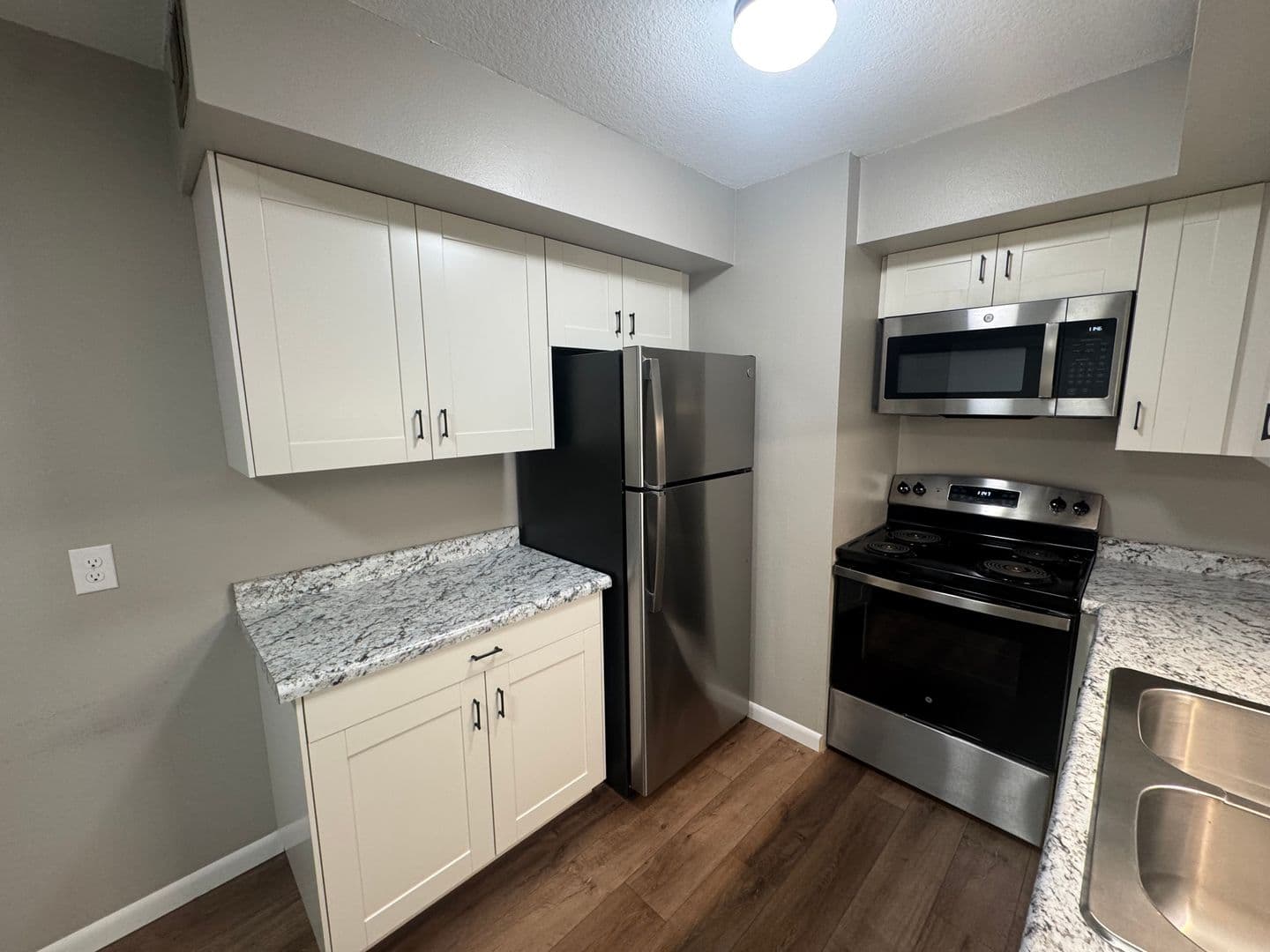 Pella Apartment: 1015 East First Street