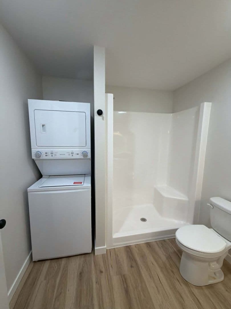 Waukon Apartment: 104 8th Ave SW
