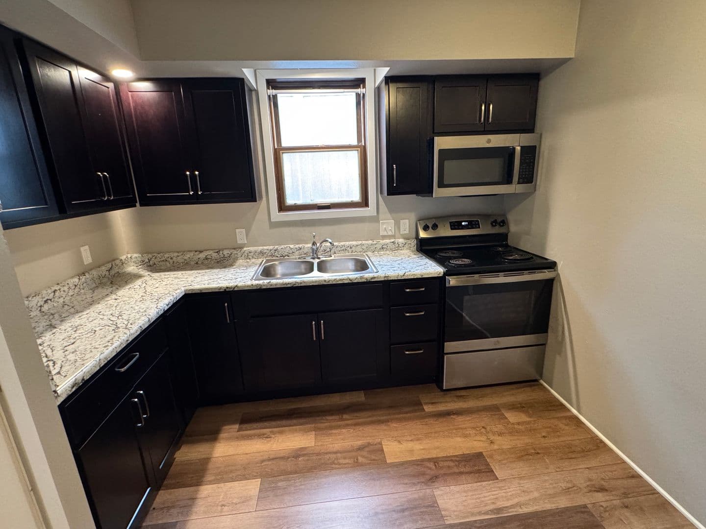 Pella Apartment: 1004 Main Street