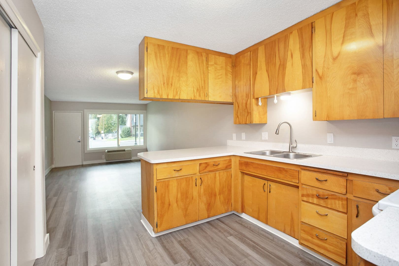 College Place Apartment: 220 N College Ave