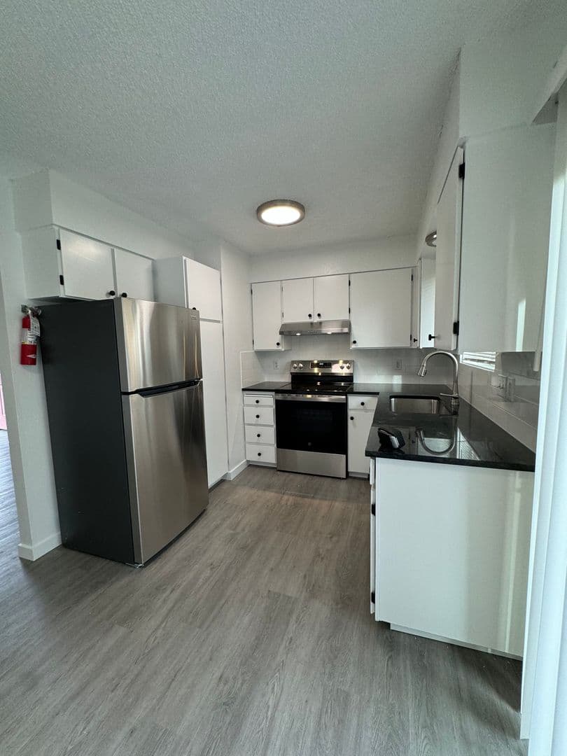 Clarkston Apartment: 1222 Highland Ave