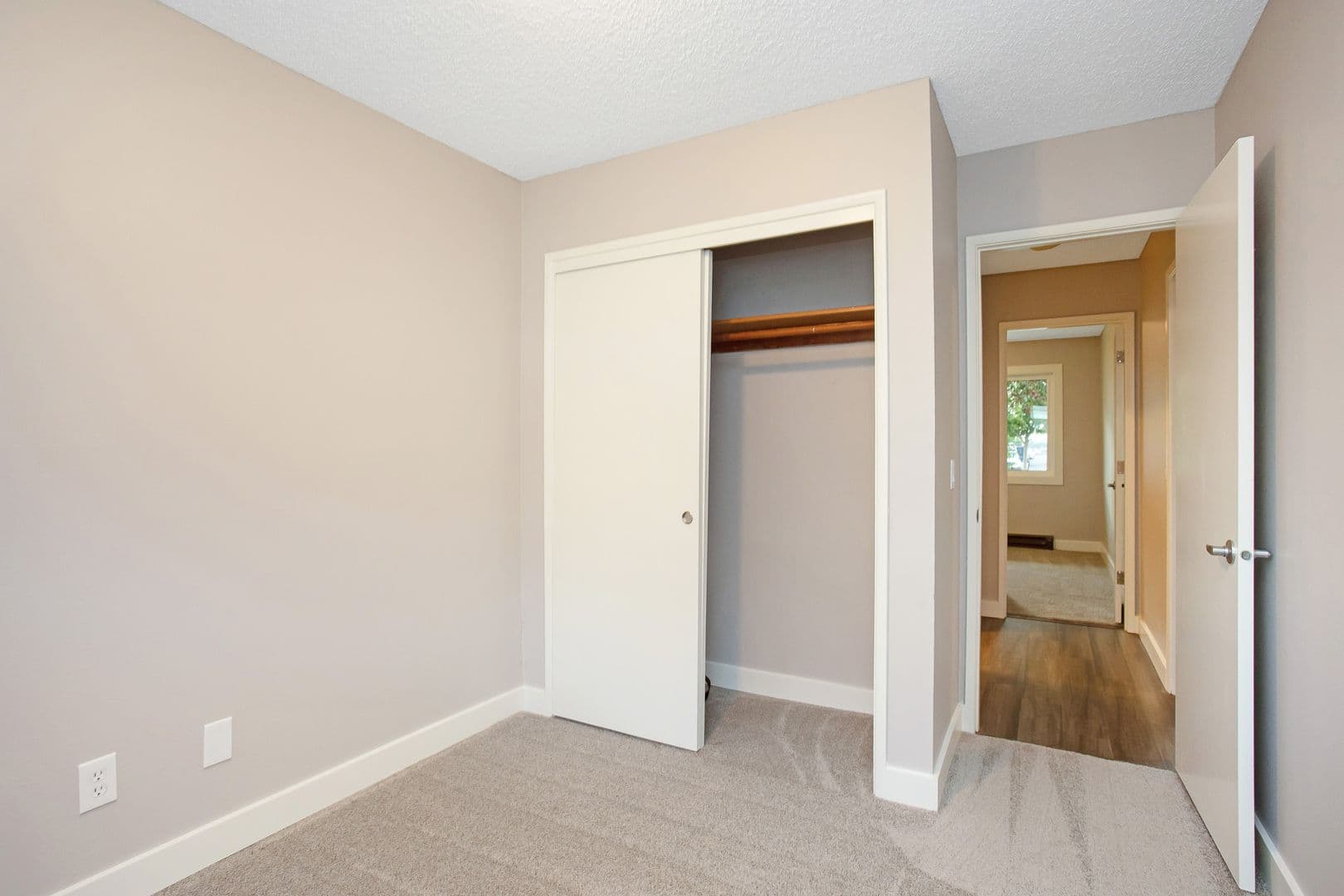 College Place Apartment: 220 N College Ave