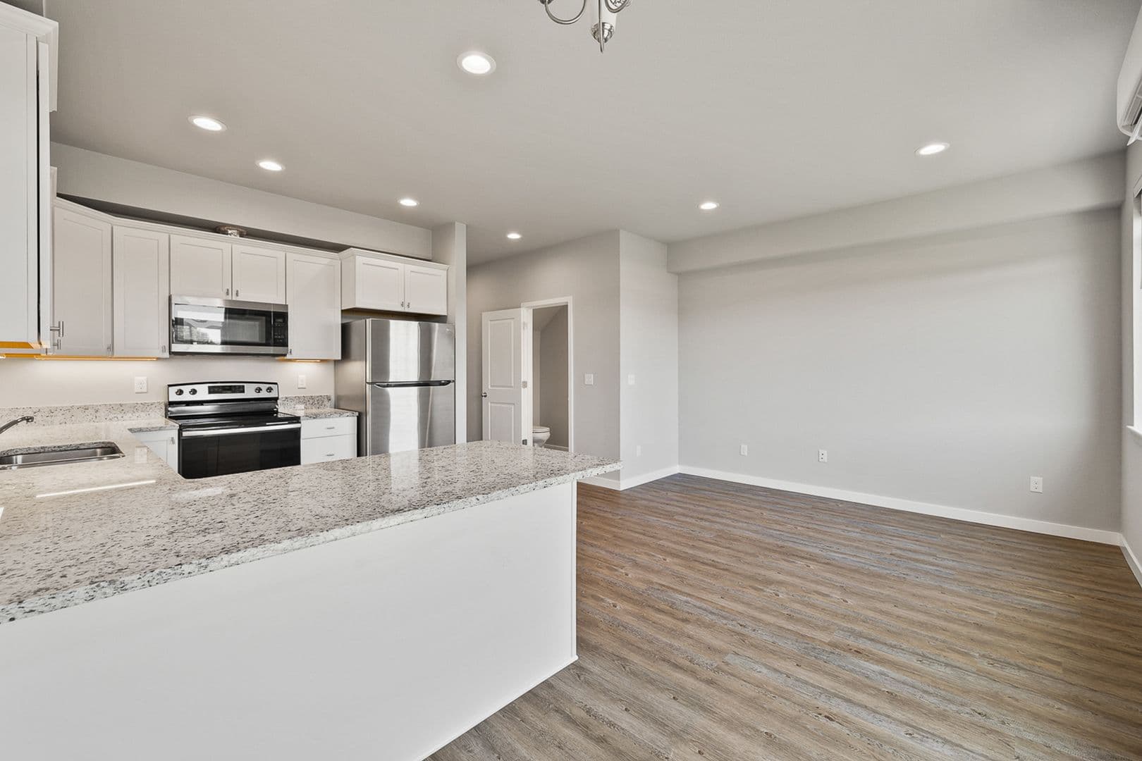 Kennewick Townhome: 911 W Entiat Ave