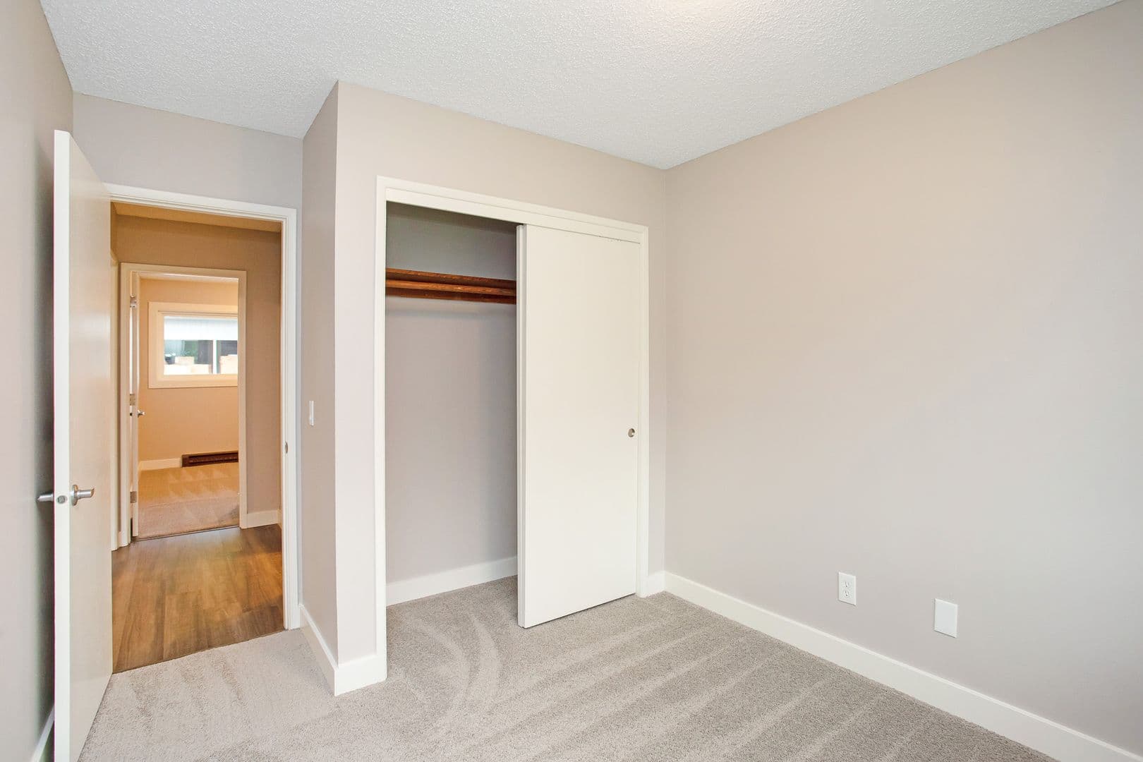 College Place Apartment: 220 N College Ave