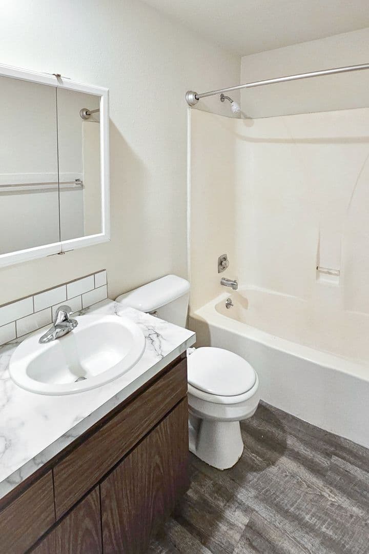 Kennewick Apartment: 801 N Tweedt St