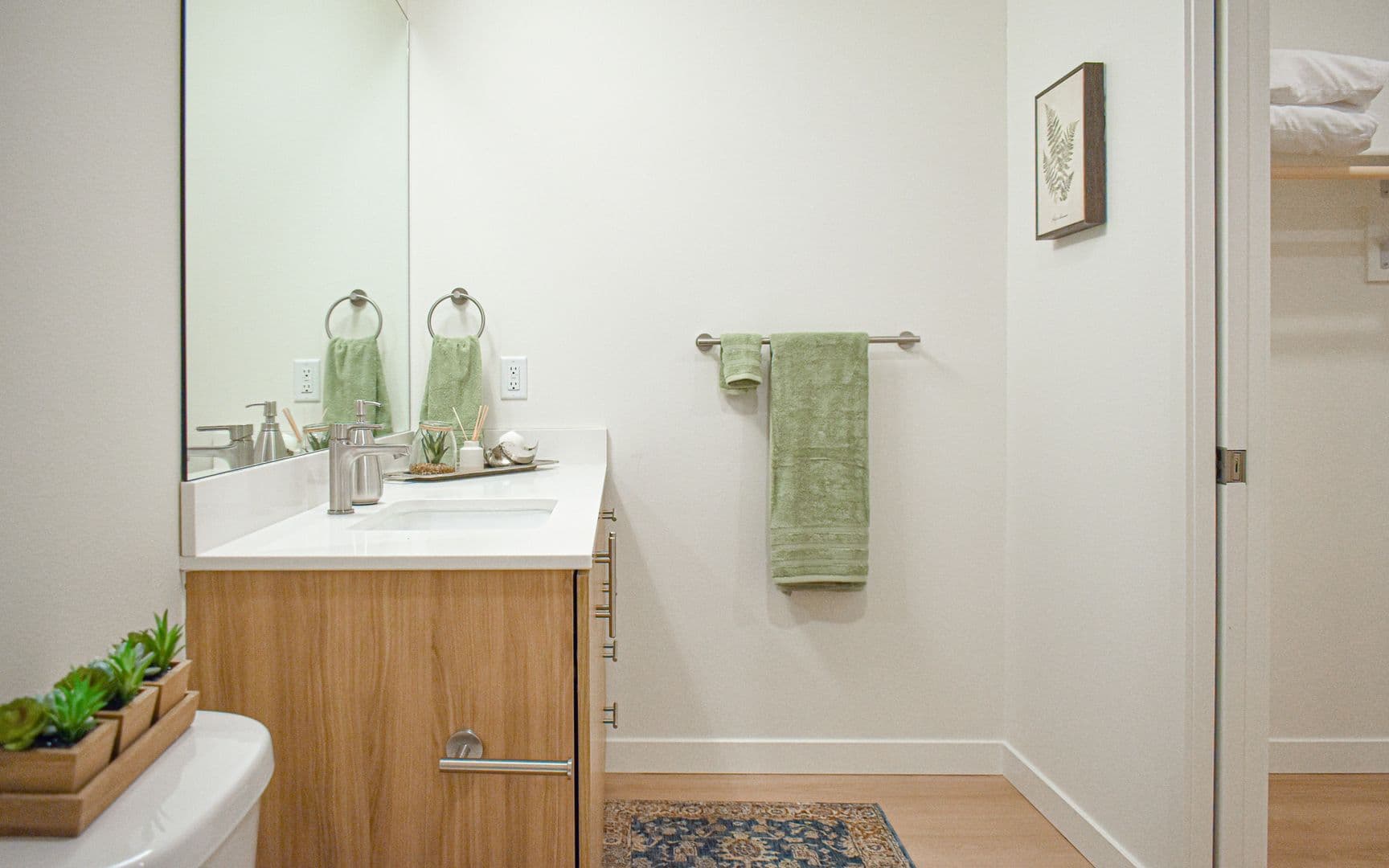 College Place Apartment: 806 S College Ave