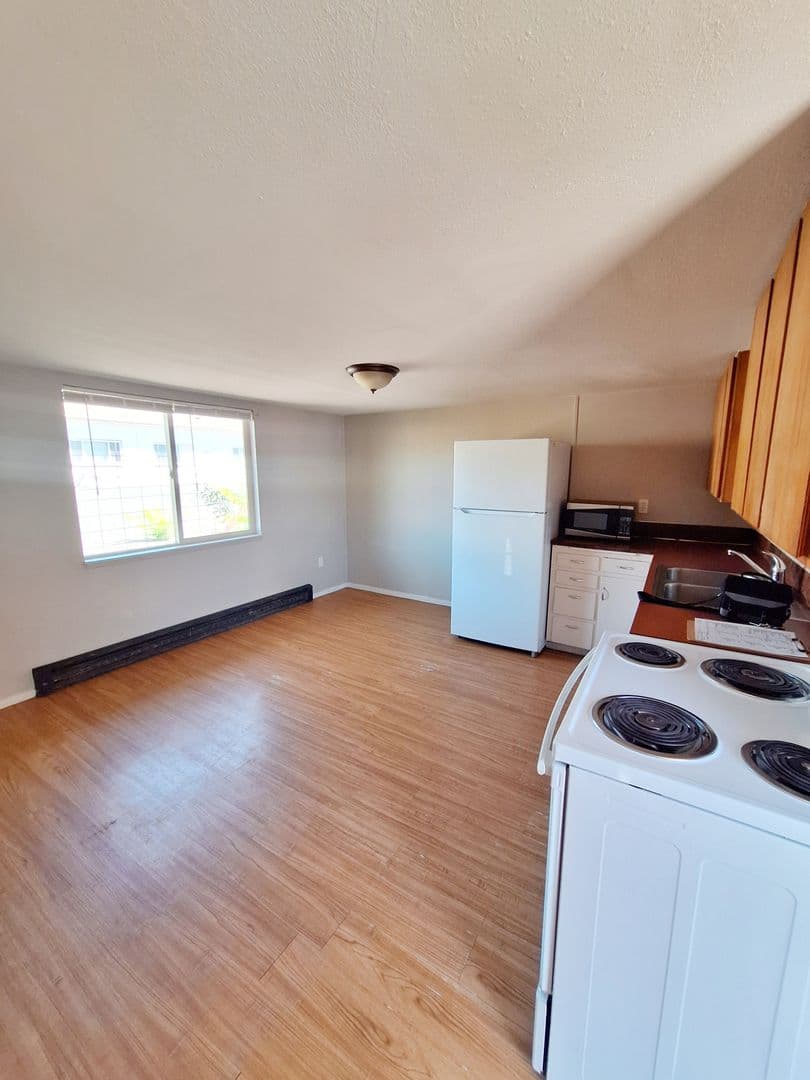 Pendleton House: 2903 NE Riverside #20
