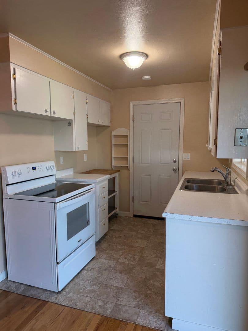Pendleton House: 2430 SW Nye Ave