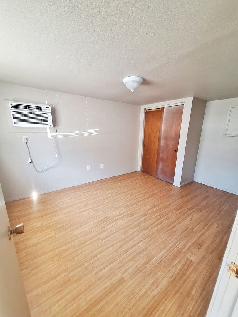 Pendleton House: 2903 NE Riverside #20
