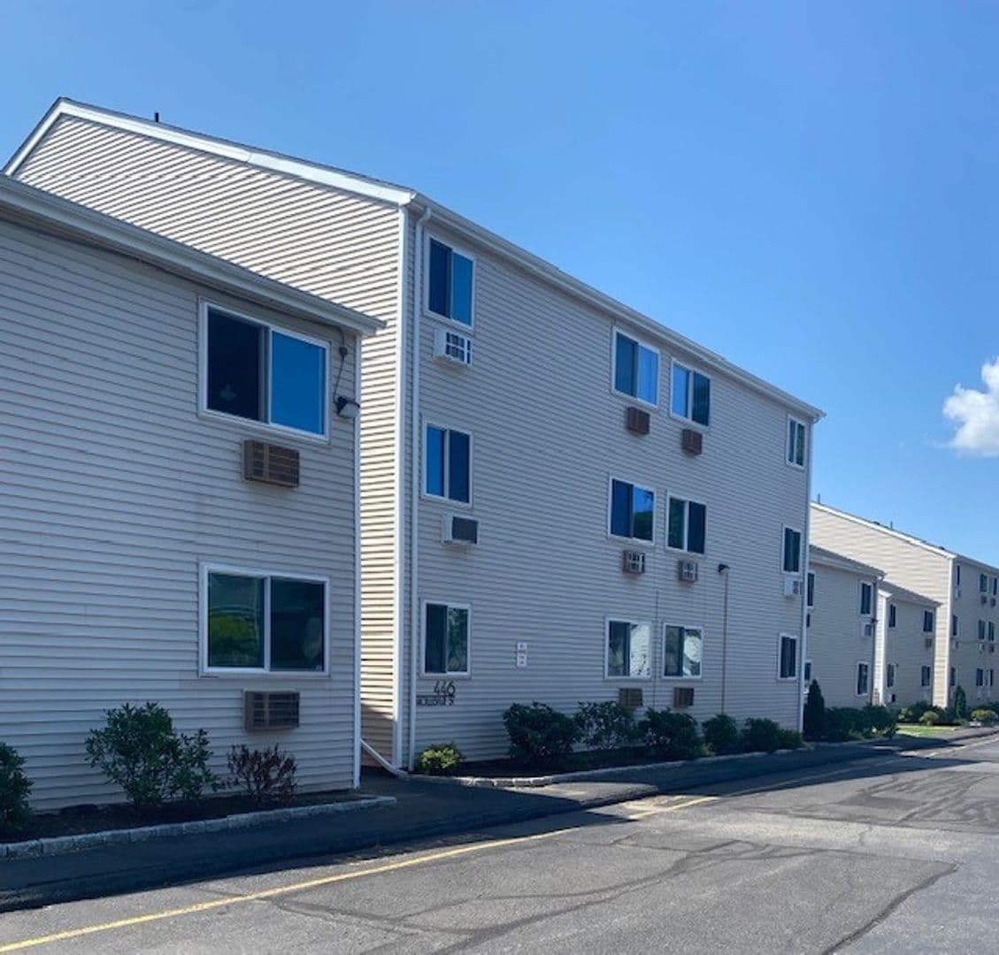 Stratford Apartment: 446-556 Hollister Street