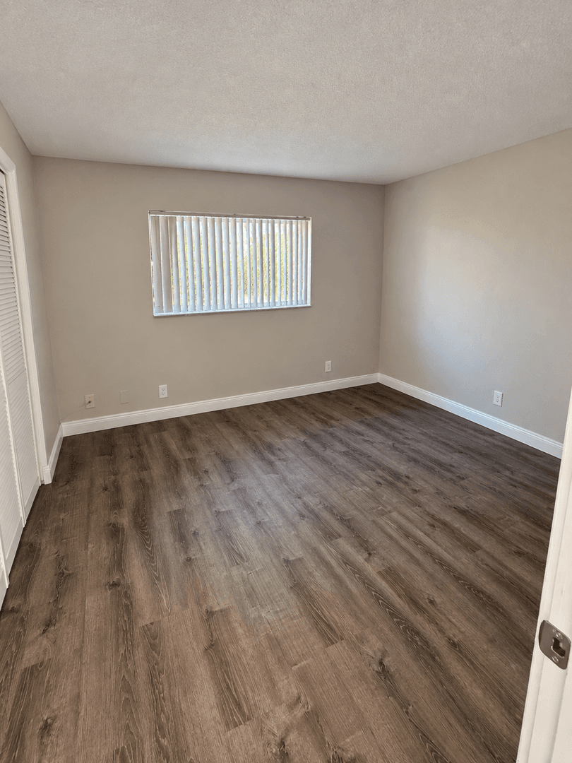 West Palm Beach Apartment: 537 South Sequoia Dr