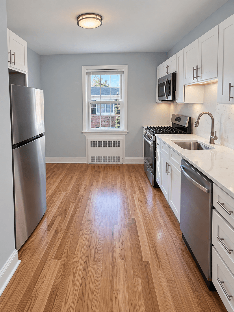 Summit Apartment: 26 Locust Drive