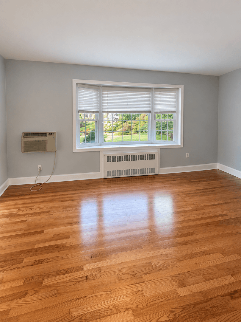 Summit Apartment: 26 Locust Drive