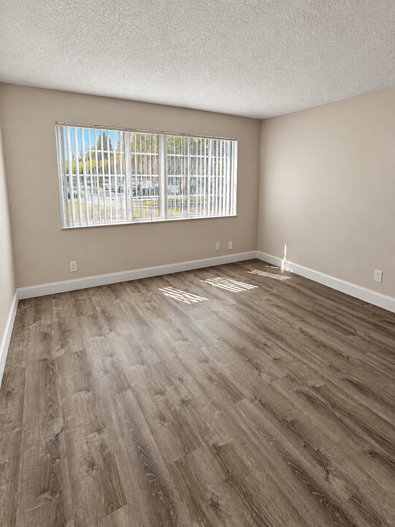 West Palm Beach Apartment: 537 South Sequoia Dr