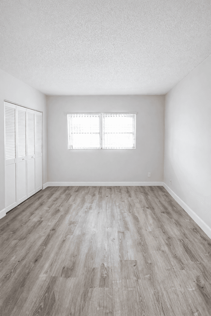 Palm Springs Apartment: 965 Manor Dr