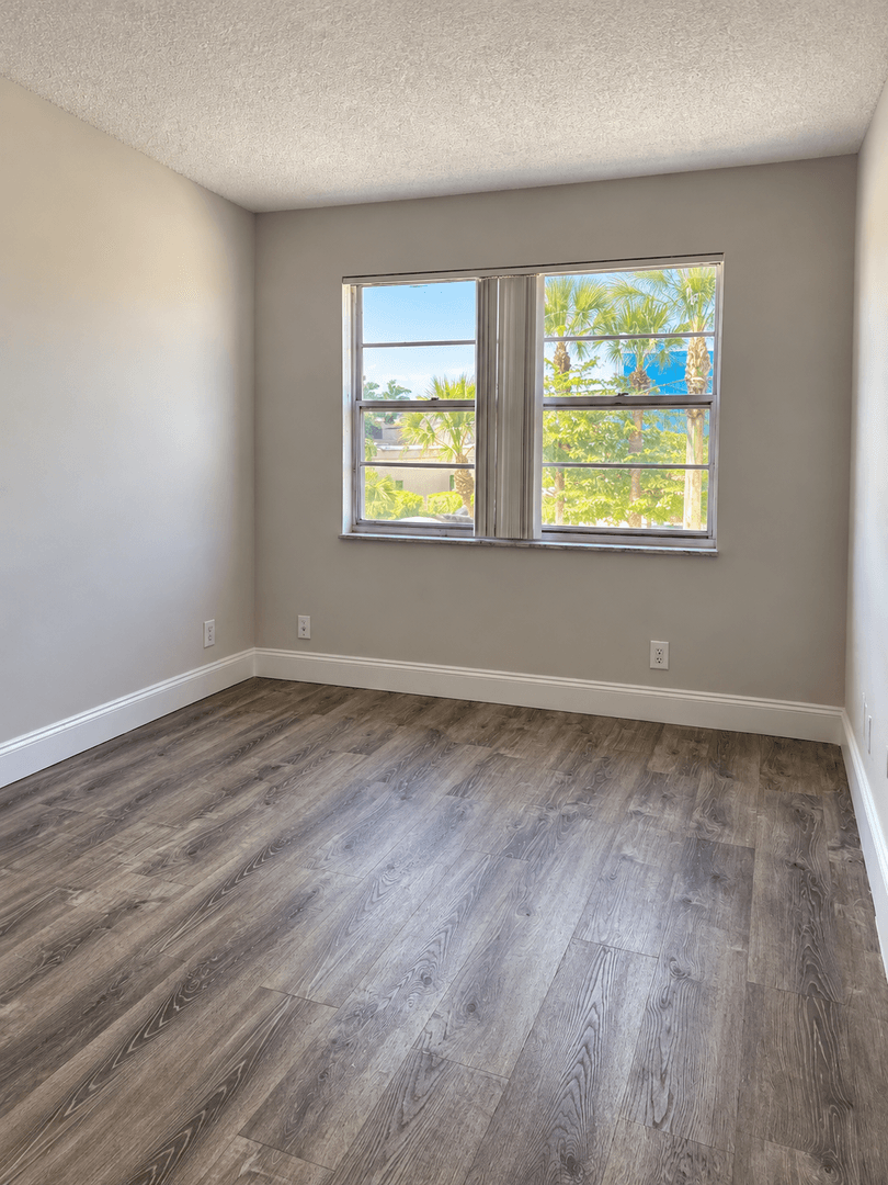 West Palm Beach Apartment: 537 South Sequoia Dr