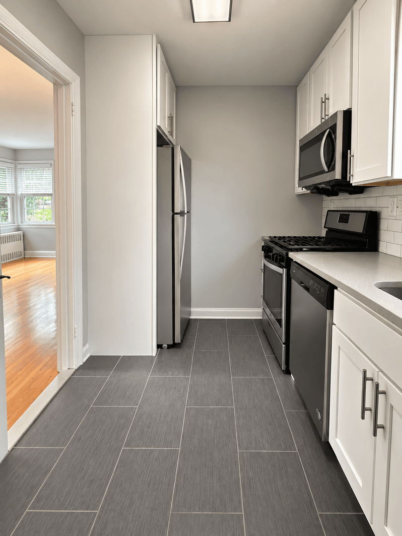 Summit Apartment: 26 Locust Drive