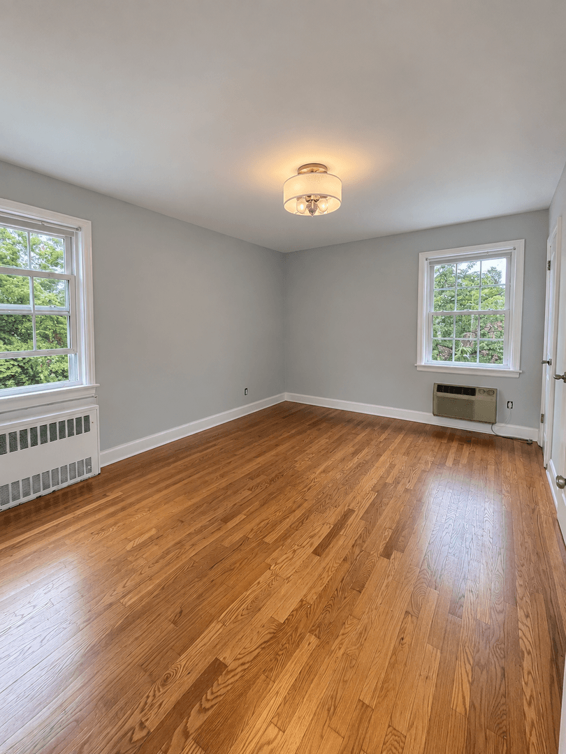Summit Apartment: 26 Locust Drive