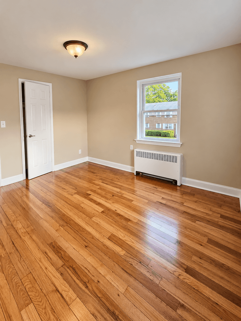 Plainfield Apartment: 802 East Front St
