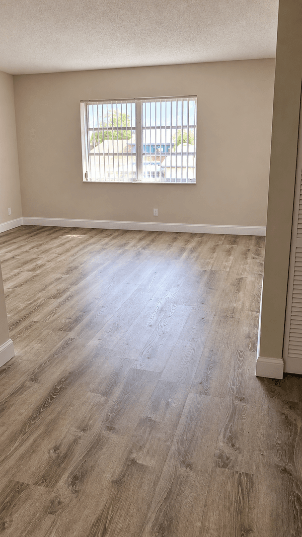 Palm Springs Apartment: 965 Manor Dr