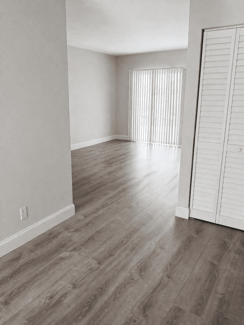 Palm Springs Apartment: 965 Manor Dr