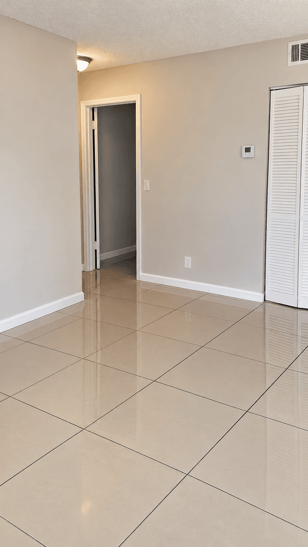 Palm Springs Apartment: 965 Manor Dr