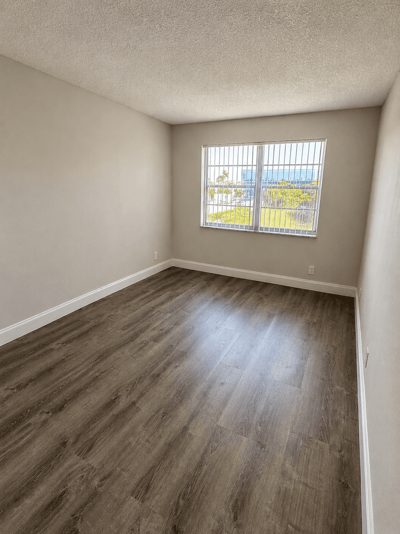 West Palm Beach Apartment: 537 South Sequoia Dr