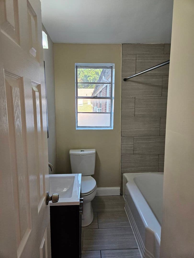 Plainfield Apartment: 802 East Front St