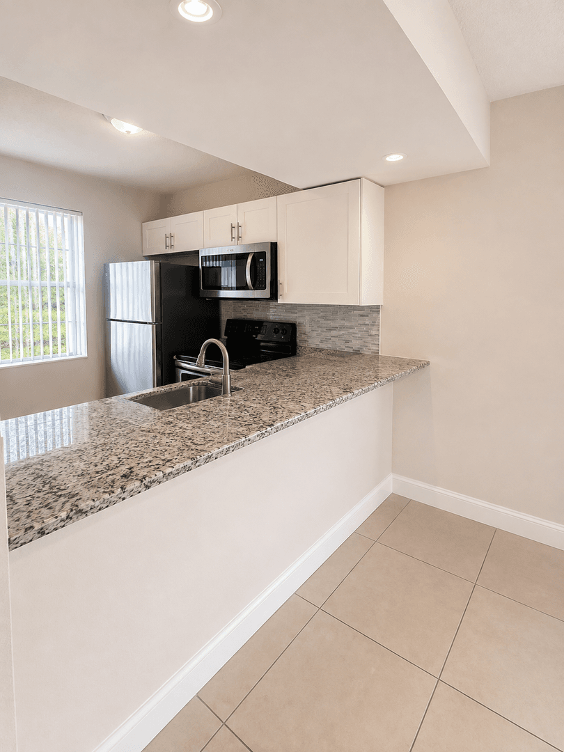 Palm Springs Apartment: 965 Manor Dr