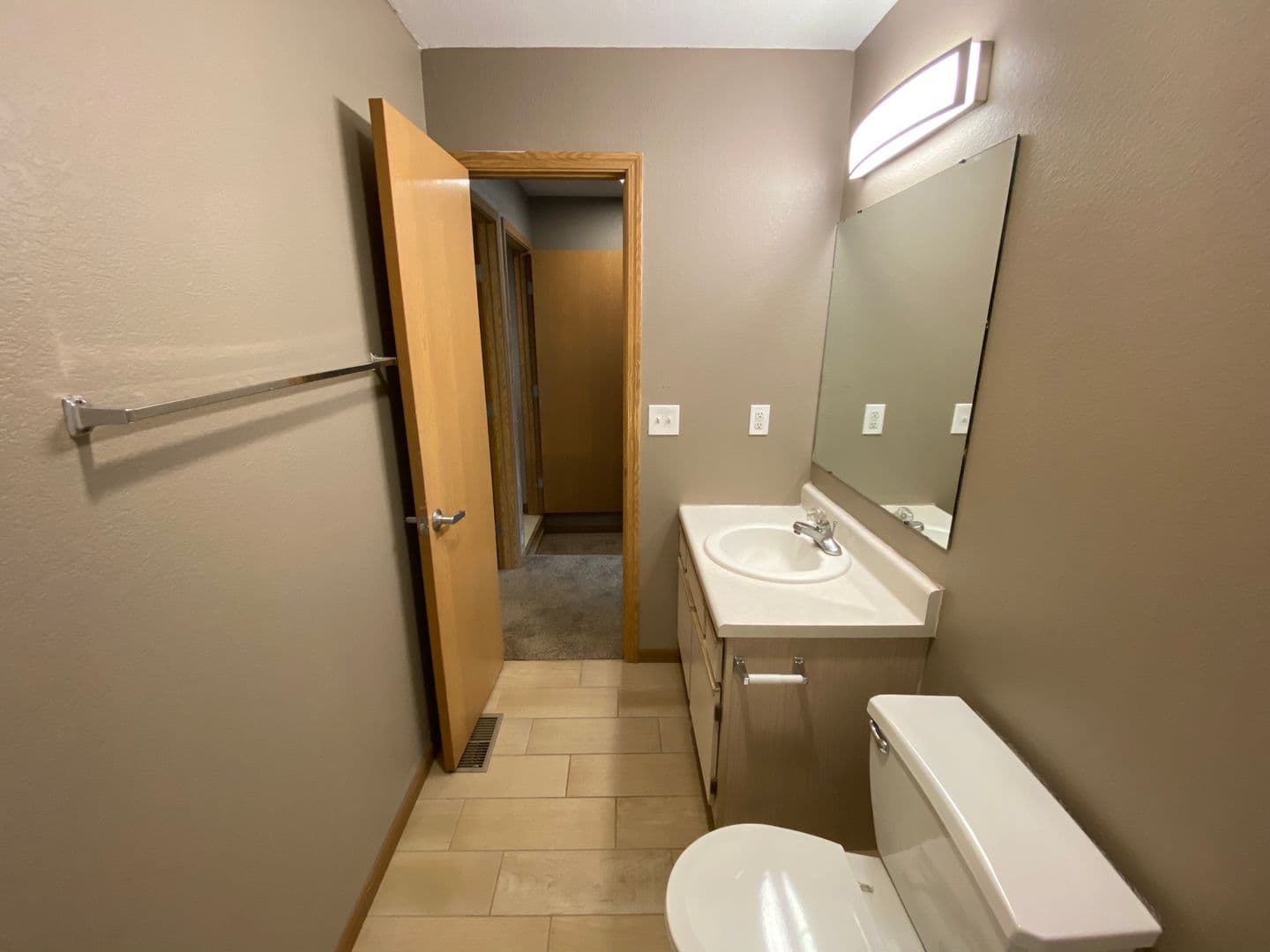Lawrence Apartment: 5111 Congressional Cir