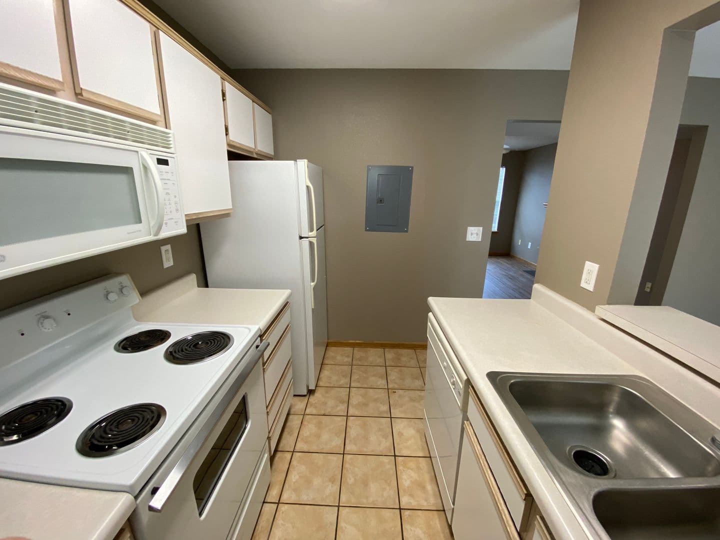 Lawrence Apartment: 5111 Congressional Cir