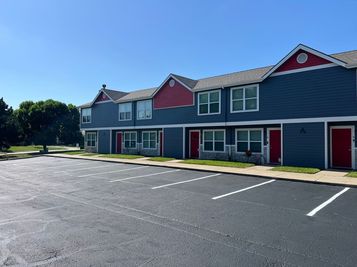 Lawrence Apartment: 5111 Congressional Cir