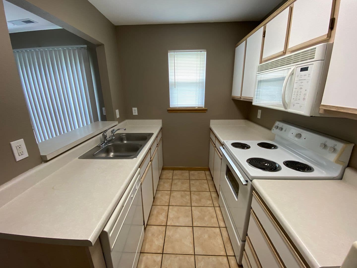 Lawrence Apartment: 5111 Congressional Cir