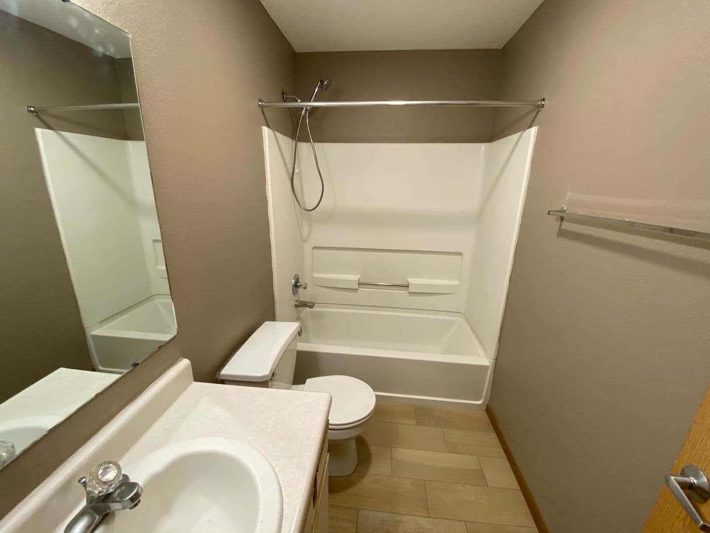 Lawrence Apartment: 5111 Congressional Cir