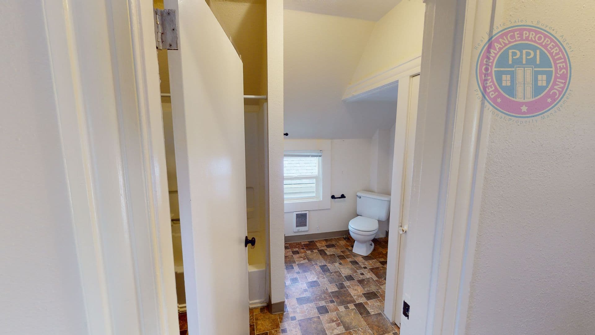 Portland Apartment: 149 SE 30th Place Upper/Lower