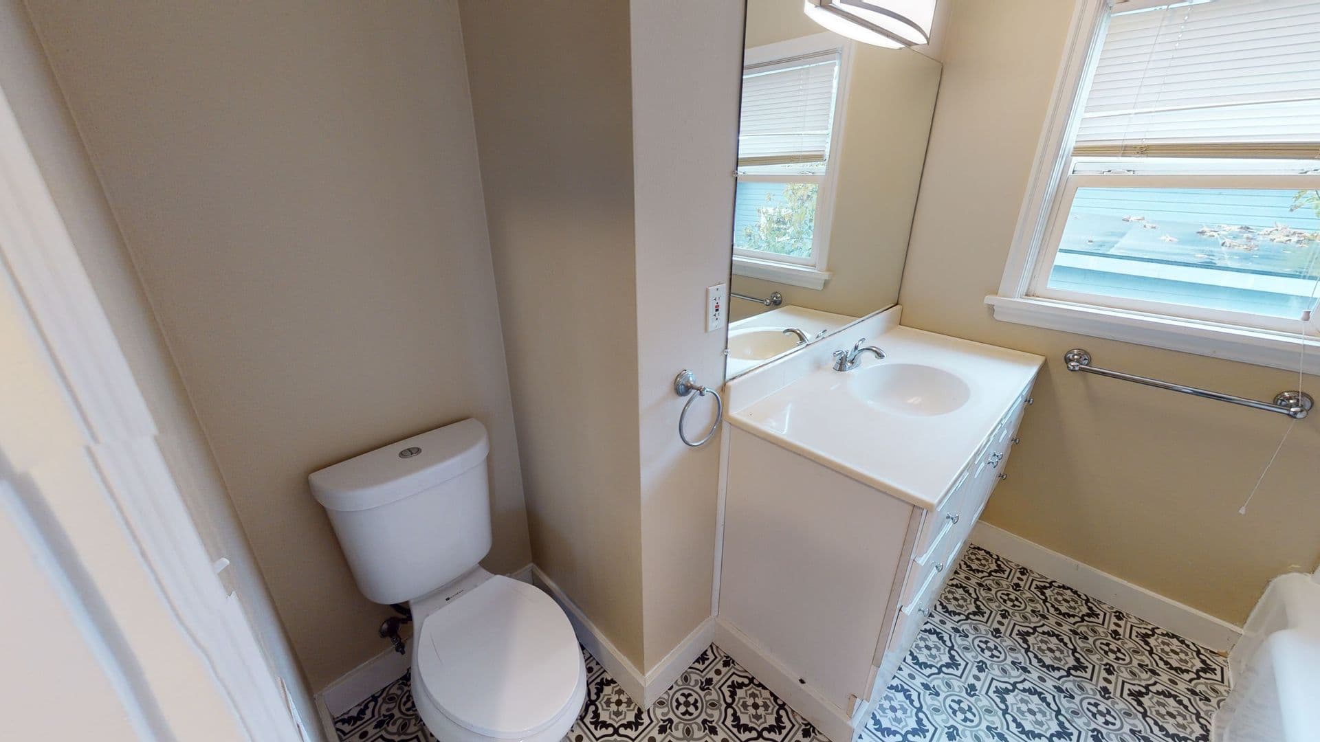 Portland Apartment: 3538 SW Barbur Blvd  #A & B