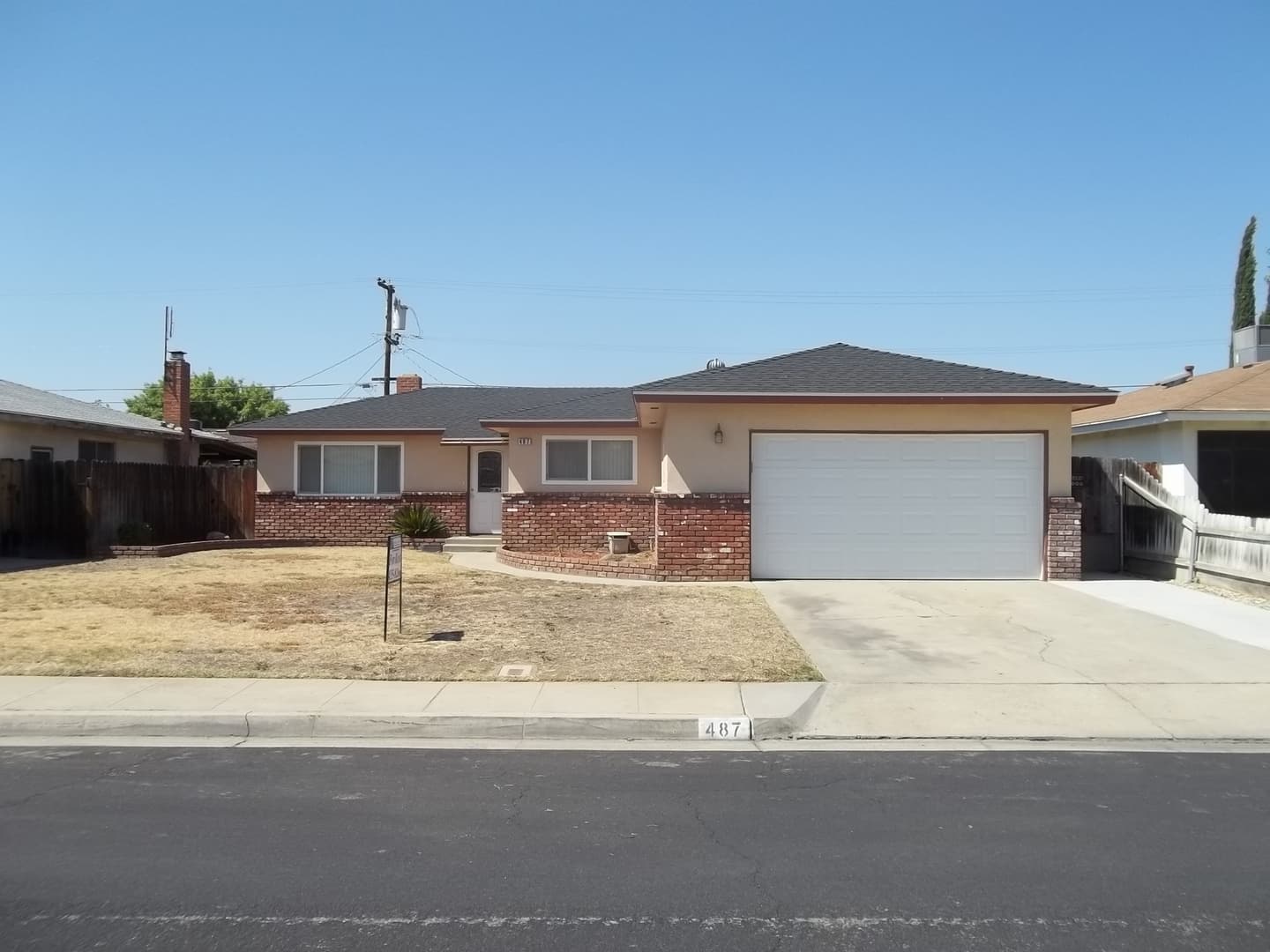 Clovis House: 487 W. Twain Ave.