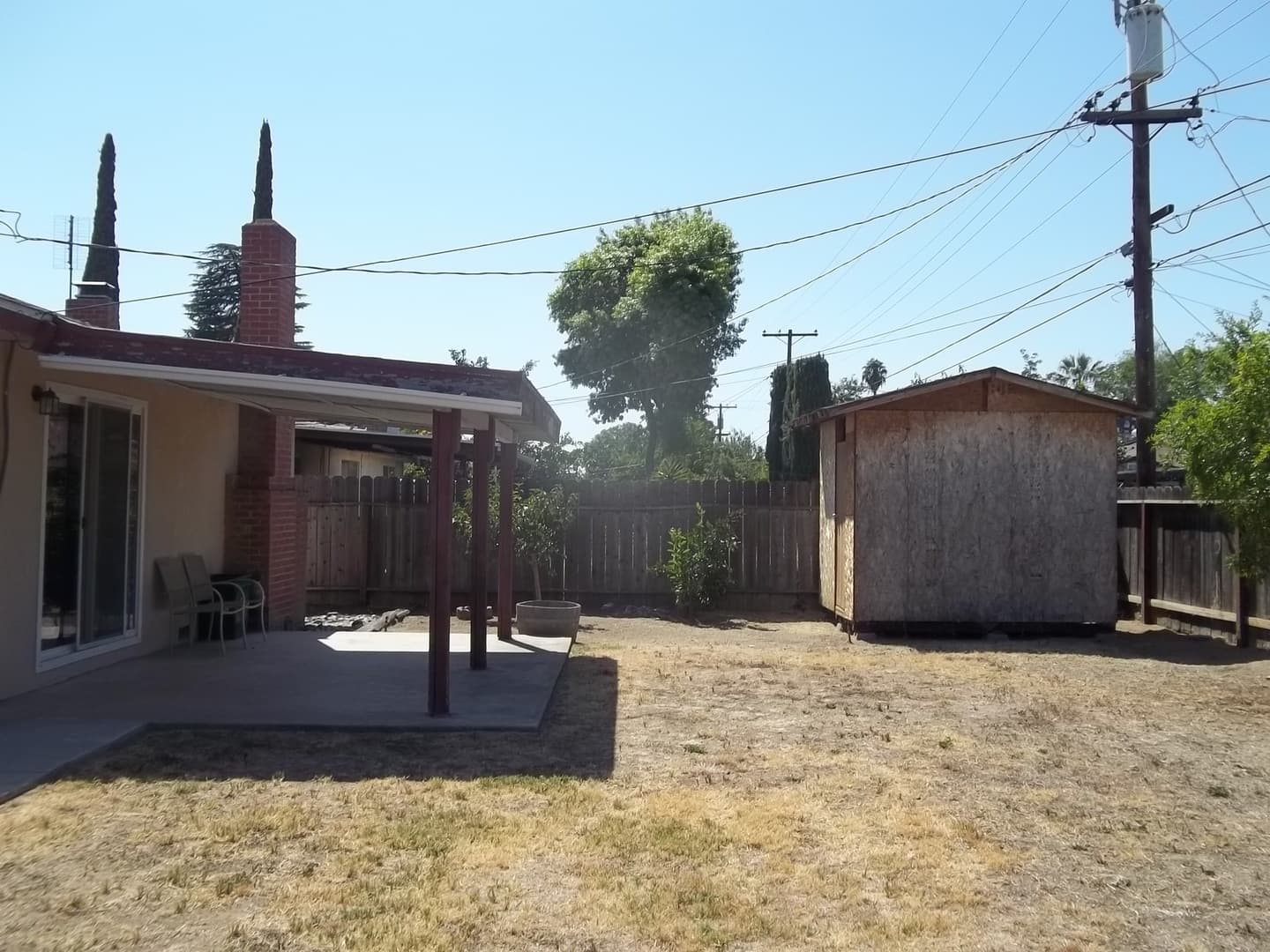 Clovis House: 487 W. Twain Ave.