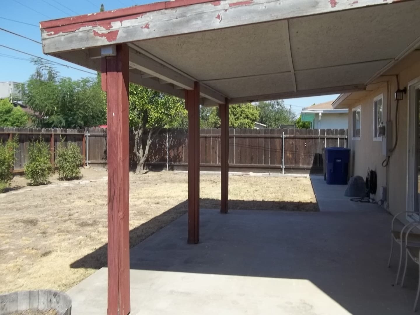 Clovis House: 487 W. Twain Ave.