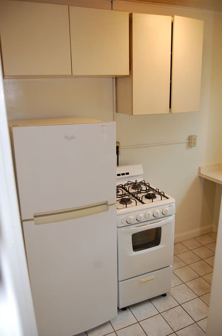 Lincoln Apartment: 1739 G St.