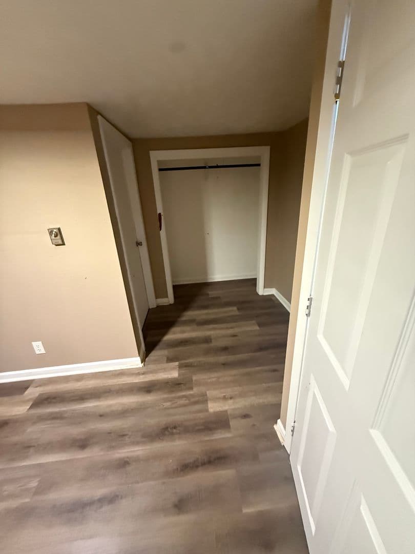 Hastings Apartment: 113 E 4th