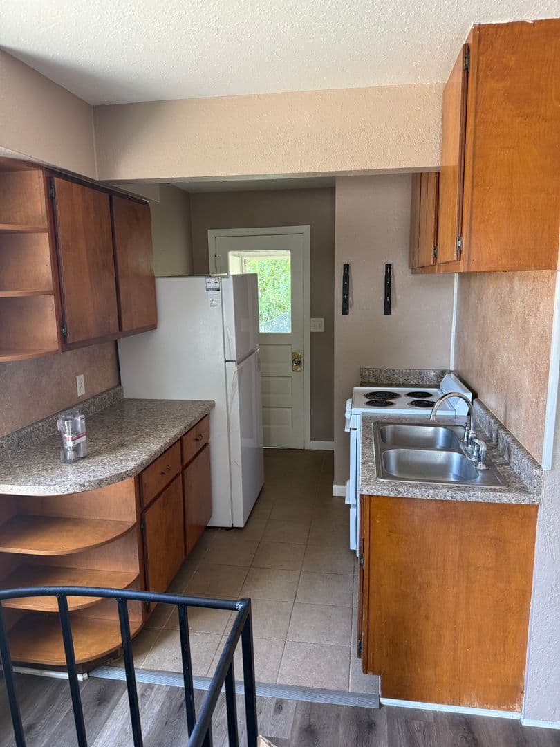 Hastings Apartment: 113 E 4th