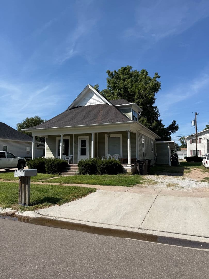 Hastings Apartment: 113 E 4th